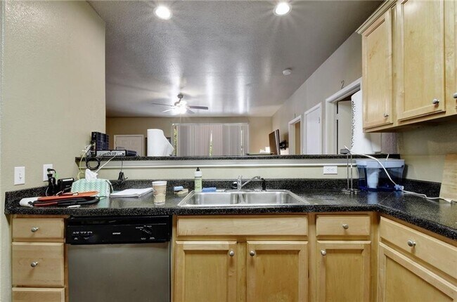 Building Photo - 4X2 Condo Less than $900/Bedroom for August