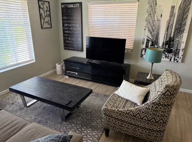 Building Photo - Spacious 2 Bed / 2 Bath Main-Floor Home in Phoenix, AZ