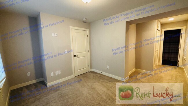 Building Photo - Spacious Issaquah Townhome w/ Entry-Level Suite & 2-Car Garage