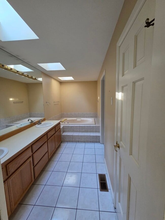 Building Photo - 4Bd/2.5Ba Bellevue House