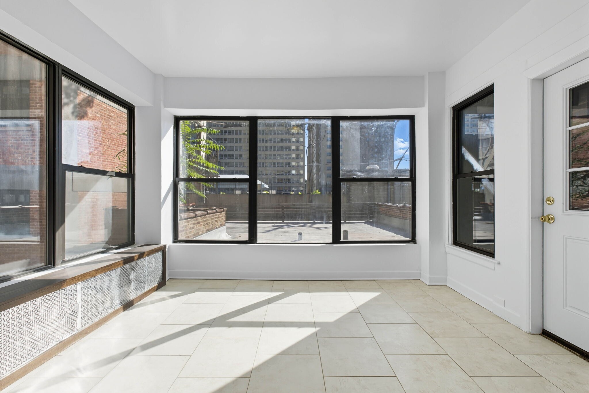Building Photo - 3939 N Pine Grove Ave