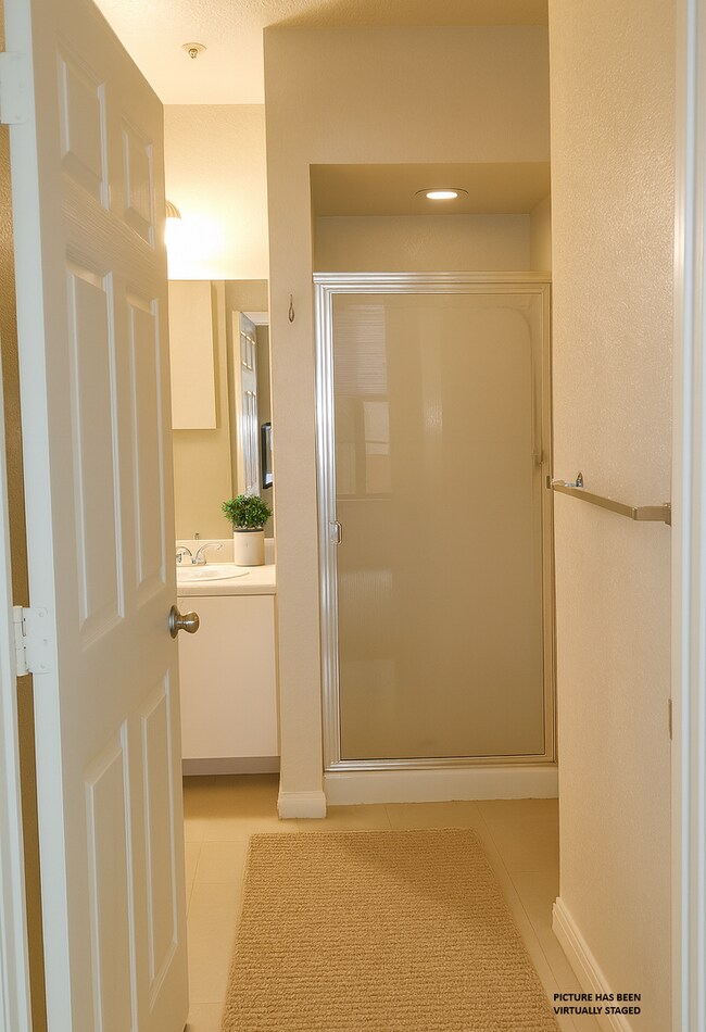 Building Photo - 1x1 A2 Spacious Sunroom: 642 Square feet f...