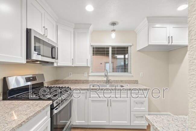 Building Photo - 990 Palm Cir