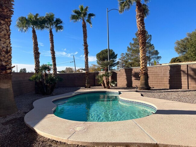 Building Photo - 4 Bedroom with Bedroom Downstairs, Pool, O...