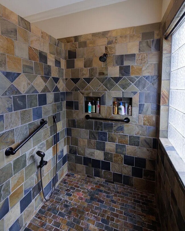 Building Photo - Luxury Waterfront Rental in Gated Montebello Community