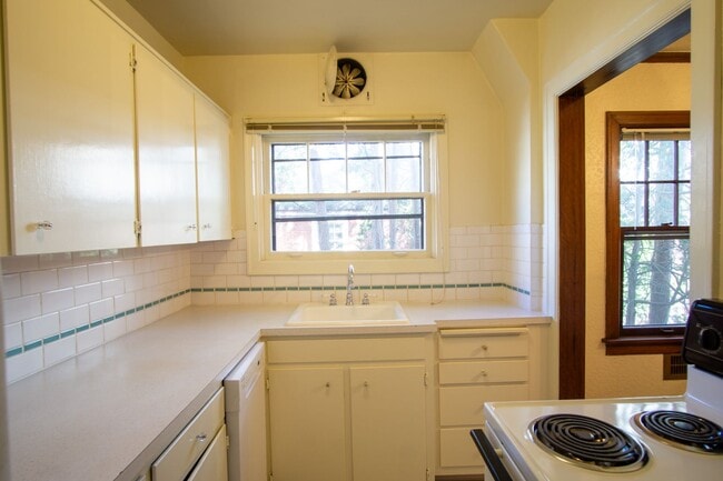 Building Photo - 1930's Townhouse in Idyllic Setting- Vinta...