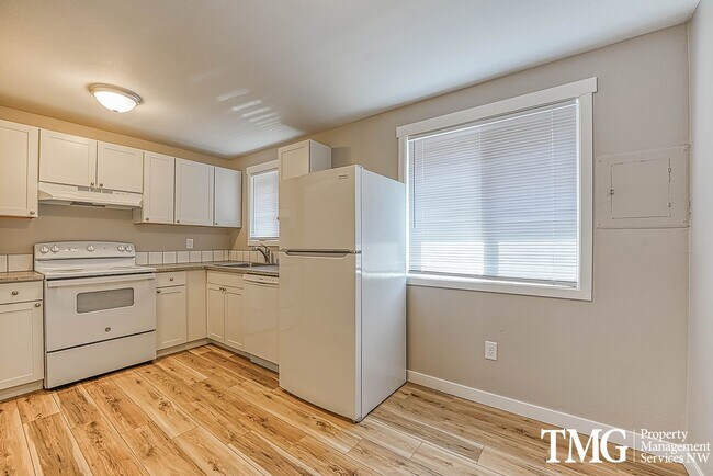 Building Photo - Bright Upper-Level 2 BD with Covered Deck