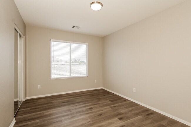 Building Photo - 1626 E Aspen Ave