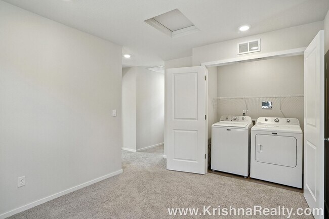 Building Photo - Modern & Spacious 3 BD* 2BA* Brand-New Sin...