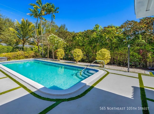 Building Photo - 565 NE 105th St