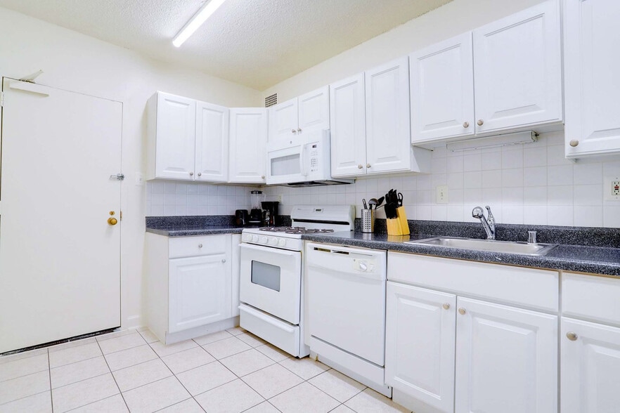 Building Photo - 1600 S Eads St