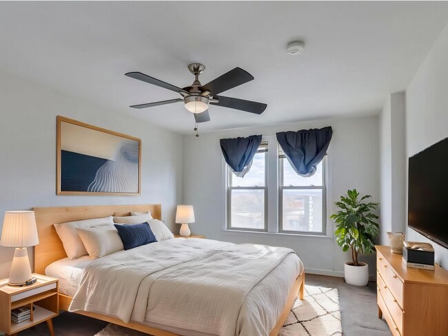 Building Photo - Beautifully Renovated 1BR, 1 Bath Apt in B...