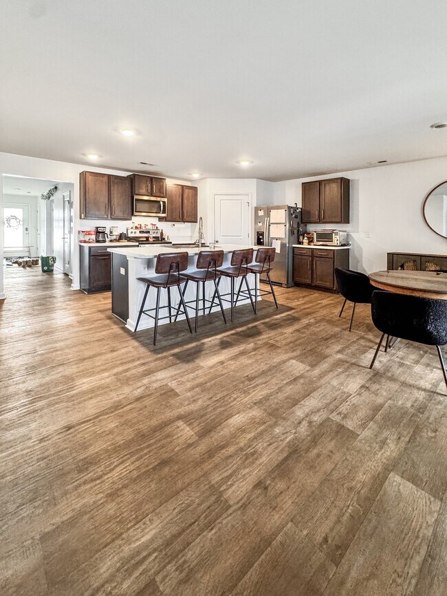 Building Photo - 523 Birdsong Dr