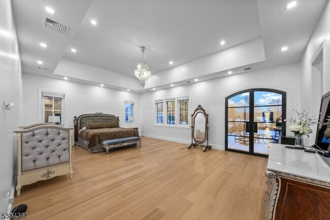 Building Photo - 472 High St