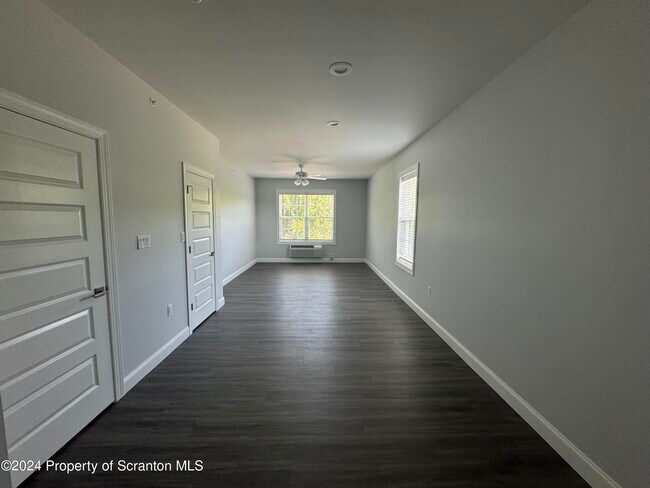 Building Photo - 112 Circle Dr