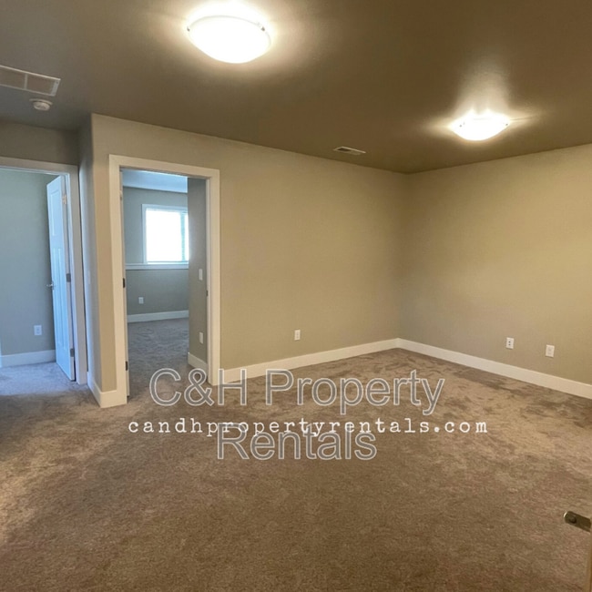 Building Photo - 1417 Columbine Dr
