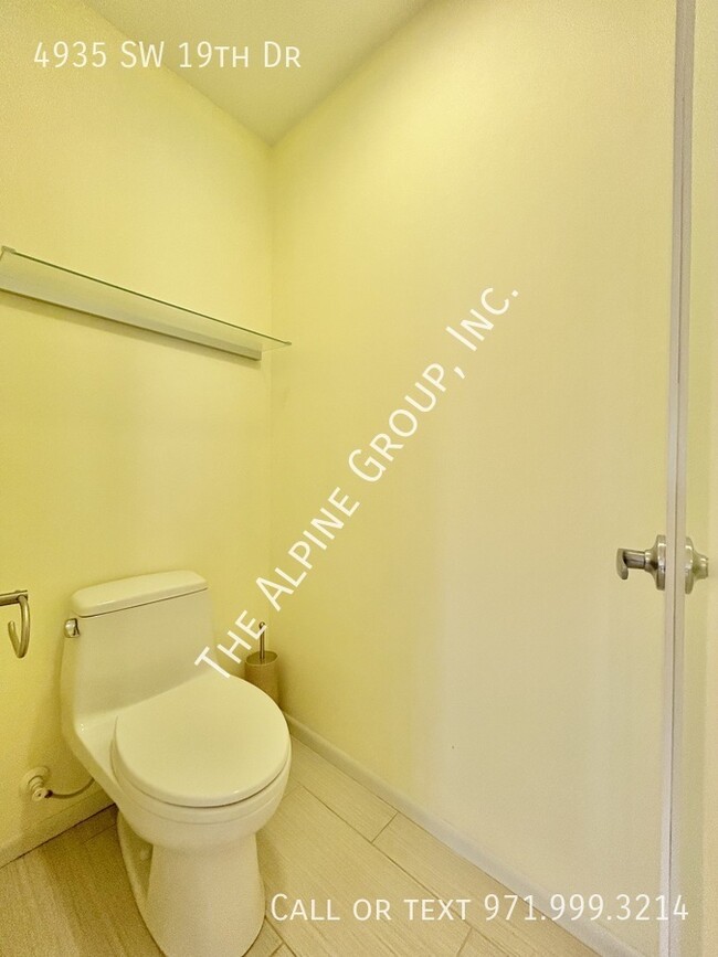 Building Photo - 4935 SW 19th Dr