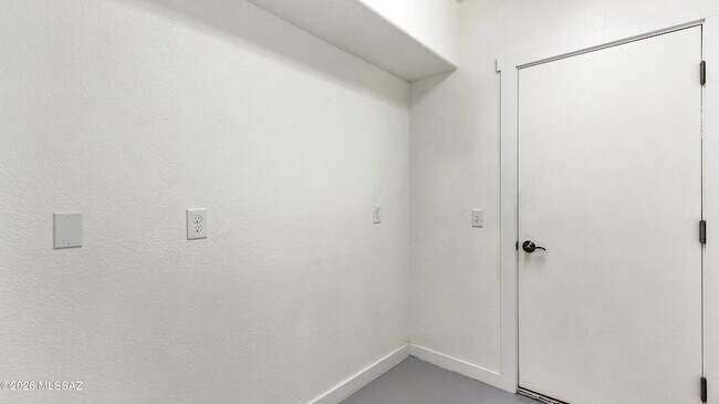 Building Photo - 574 Duchess Dr