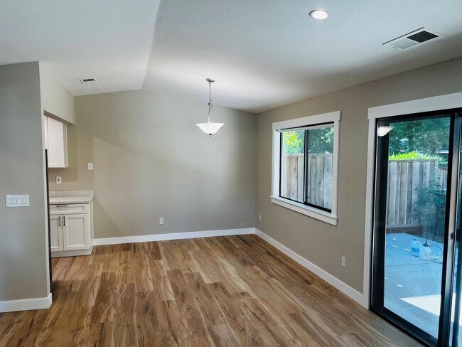 Building Photo - Single Level 2 Bedroom 2 Bath Danville Townhouse/Condo