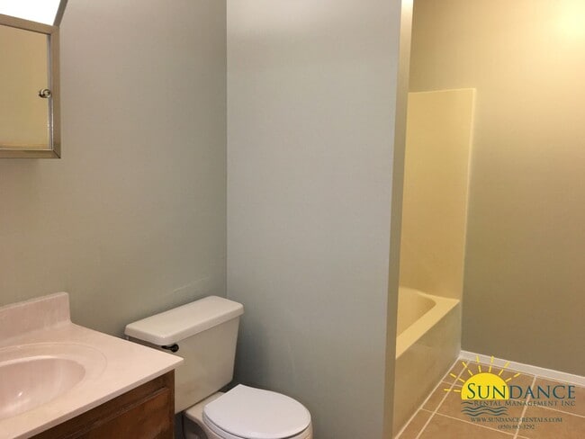 Building Photo - Quaint 2 Bedroom Unit in Niceville