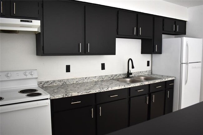 Building Photo - 912 Pine Ave