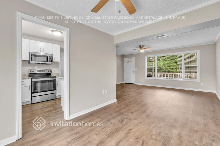 Building Photo - 8061 Delaroche Dr