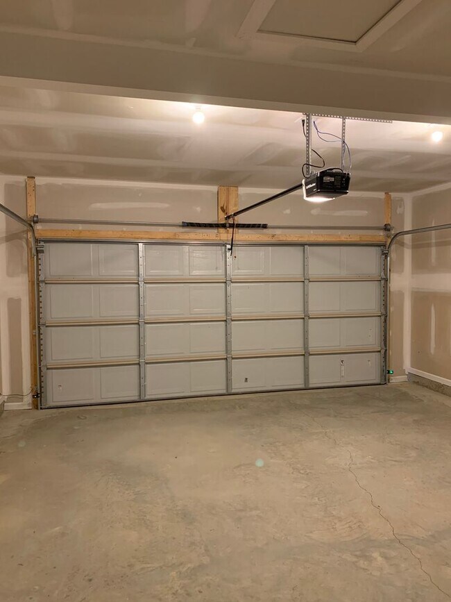 Building Photo - Now Pre-Leasing — Spacious 3 Bed, 2.5 Bath Home in Cullman!
