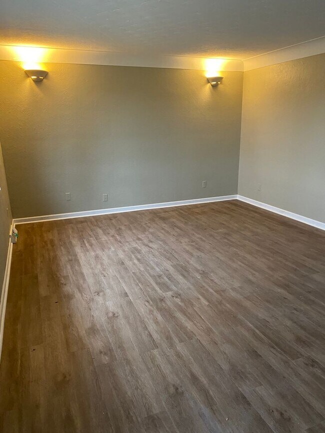 Building Photo - Three bedroom Brick Ranch in Godfrey