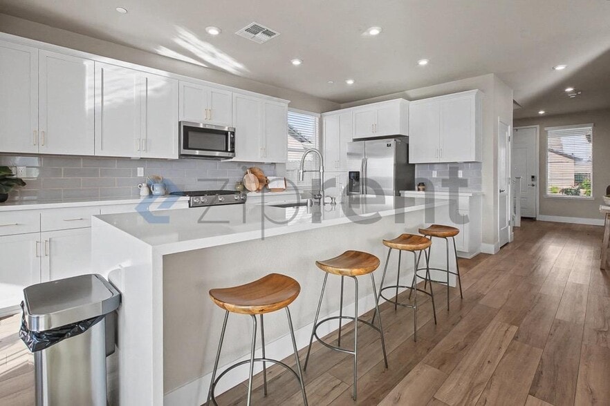 Building Photo - 1579 Seneca Cir