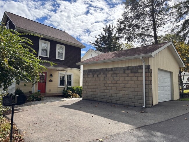 Building Photo - Single Family Home located within Minutes of both Hospitals. - 3 Bedrooms, 1 Bathroom and 1 Car G...