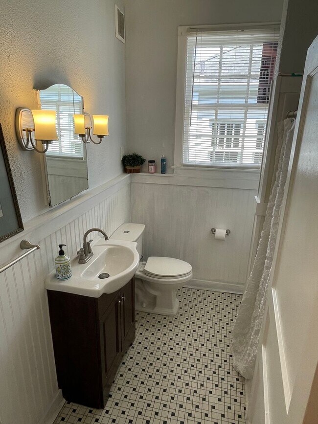 Building Photo - Gorgeous 3BD Apartment above commercial space ON MAPLE ST