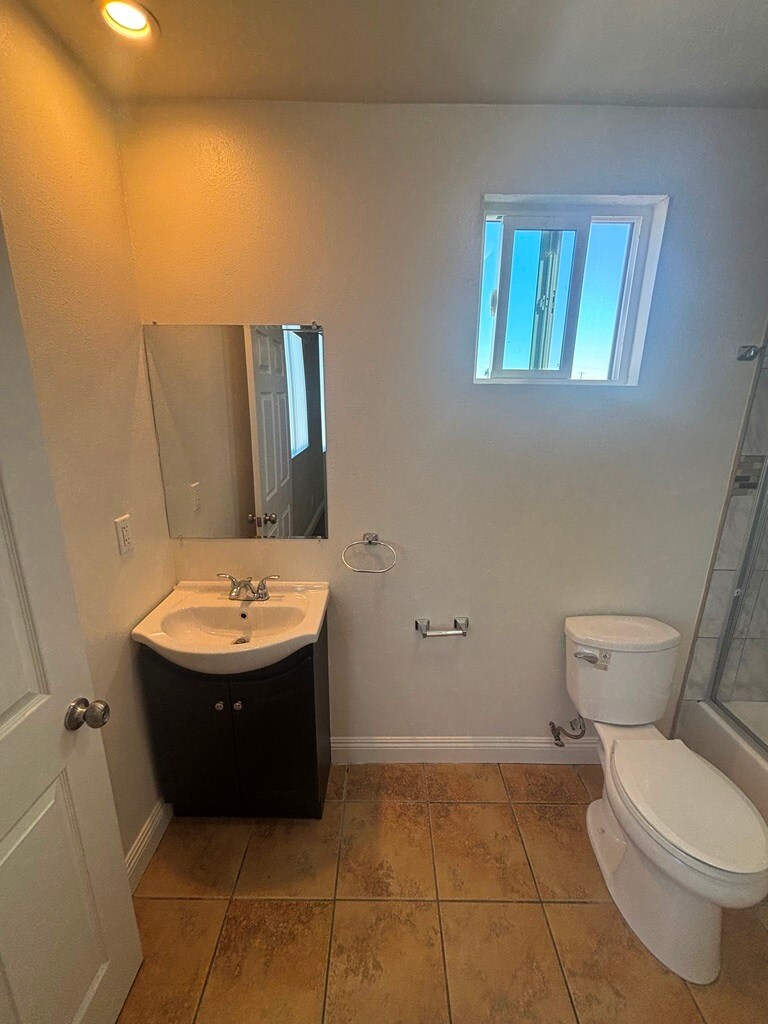 Building Photo - 156 W 71st St