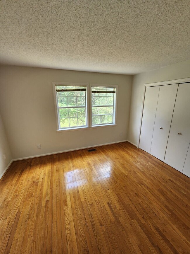 Building Photo - Canterbury Townhomes