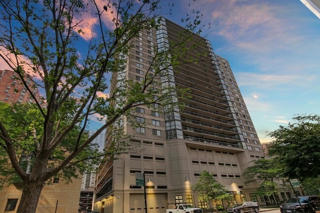 Building Photo - 33 W Delaware Pl