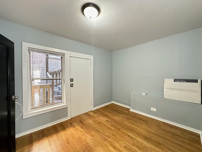 Building Photo - 5662 N Ridge Ave