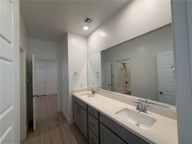 Building Photo - 6270 Lamont Hills Ave