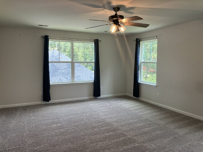 Building Photo - 499 Volunteer Park Road