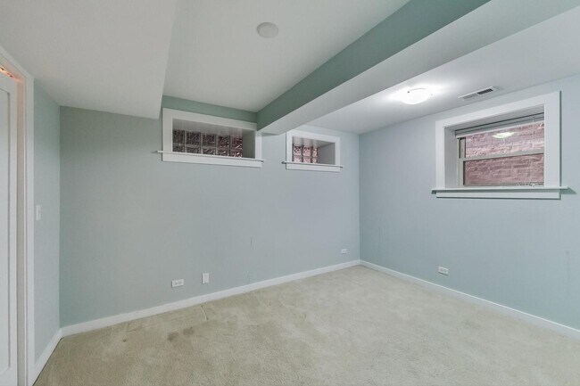 Building Photo - 815 W Newport Ave
