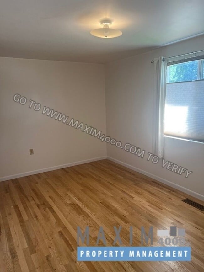 Building Photo - 323 N Mulberry St