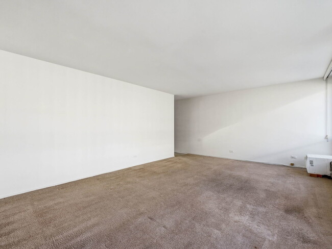 Building Photo - 1400 E 55th Pl