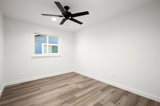 Building Photo - 9717 Anderson Village Dr