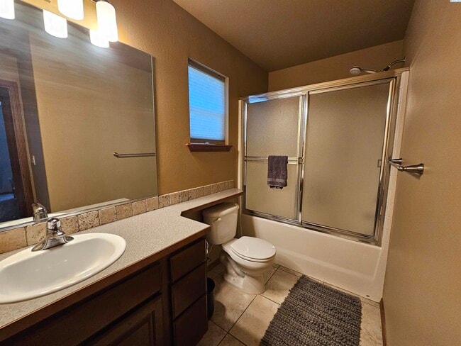 Building Photo - Well Kept Townhouse with Yard Care Included