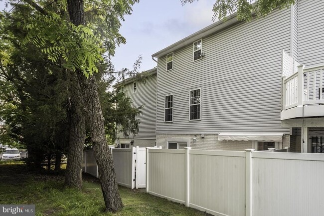 Building Photo - 132 E Glebe Rd