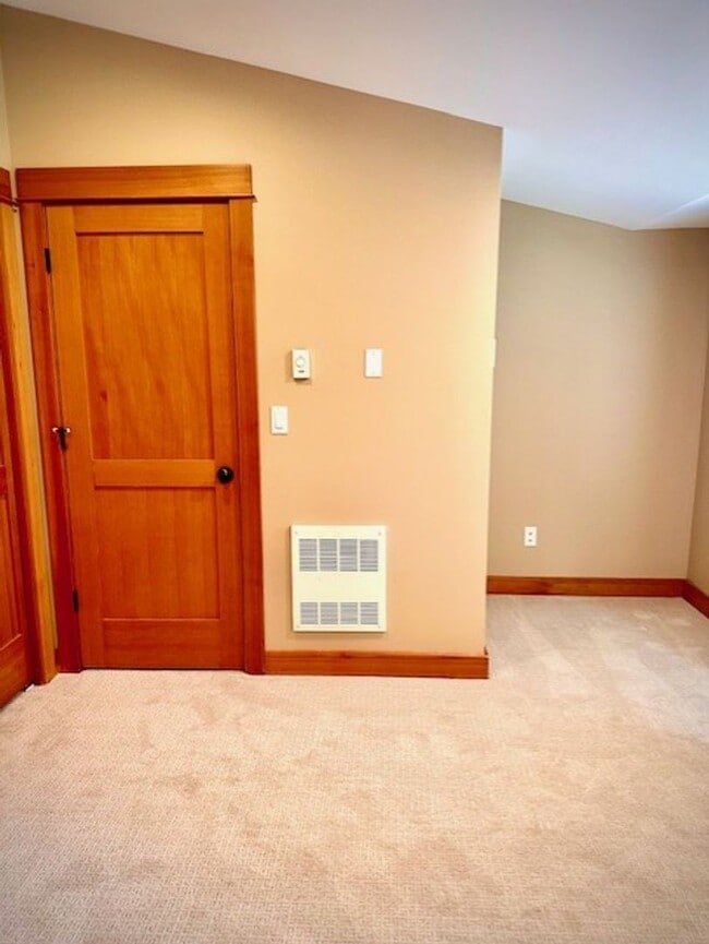 Building Photo - West Seattle Townhouse, Location Location ...