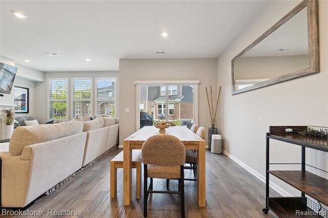 Building Photo - 765 Hummingbird Dr