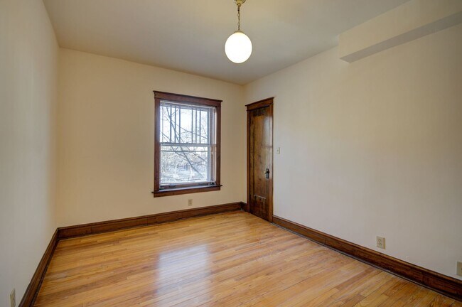 Building Photo - 1336 W Waveland Ave