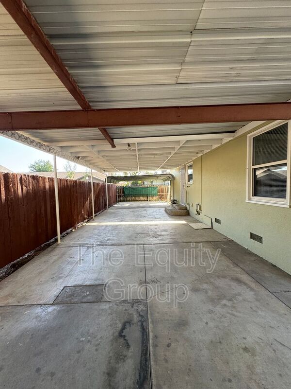 Building Photo - 620 E Tulare Ave