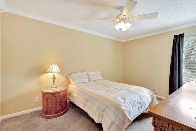 Building Photo - 1558 Shaker Cir