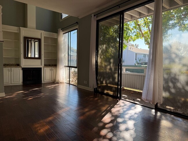 Building Photo - Newport Crest 2 Bedroom Townhouse / Newport Beach