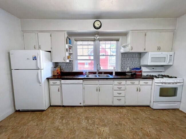 Building Photo - 1608/10 Hoyt St.